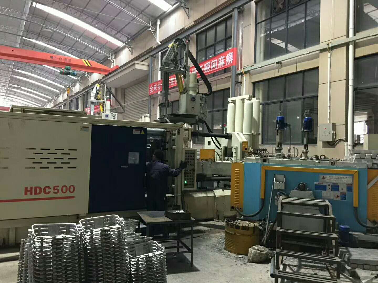 1511926001223285.jpg 力勁壓鑄機(jī)配合鎂合金熔化爐使用現(xiàn)場.jpg